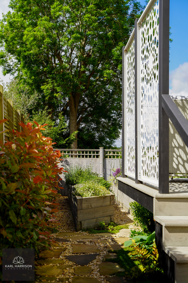 Esempio di un giardino scandinavo esposto in pieno sole di medie dimensioni e dietro casa in estate con pedane e recinzione in legno