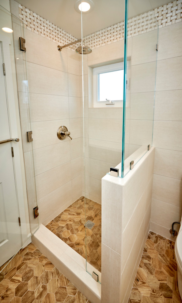 Foto på ett mellanstort vit en-suite badrum, med luckor med infälld panel, gröna skåp, en öppen dusch, en vägghängd toalettstol, vit kakel, cementkakel, vita väggar, klinkergolv i porslin, ett undermonterad handfat, bänkskiva i kvarts, brunt golv och dusch med gångjärnsdörr
