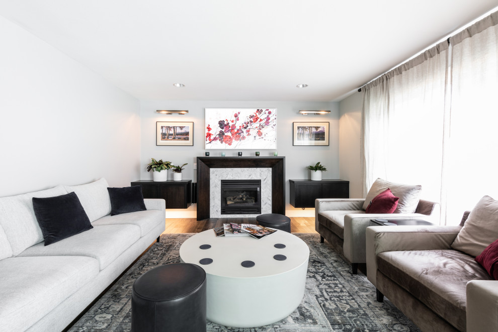 Example of a transitional home design design in Seattle