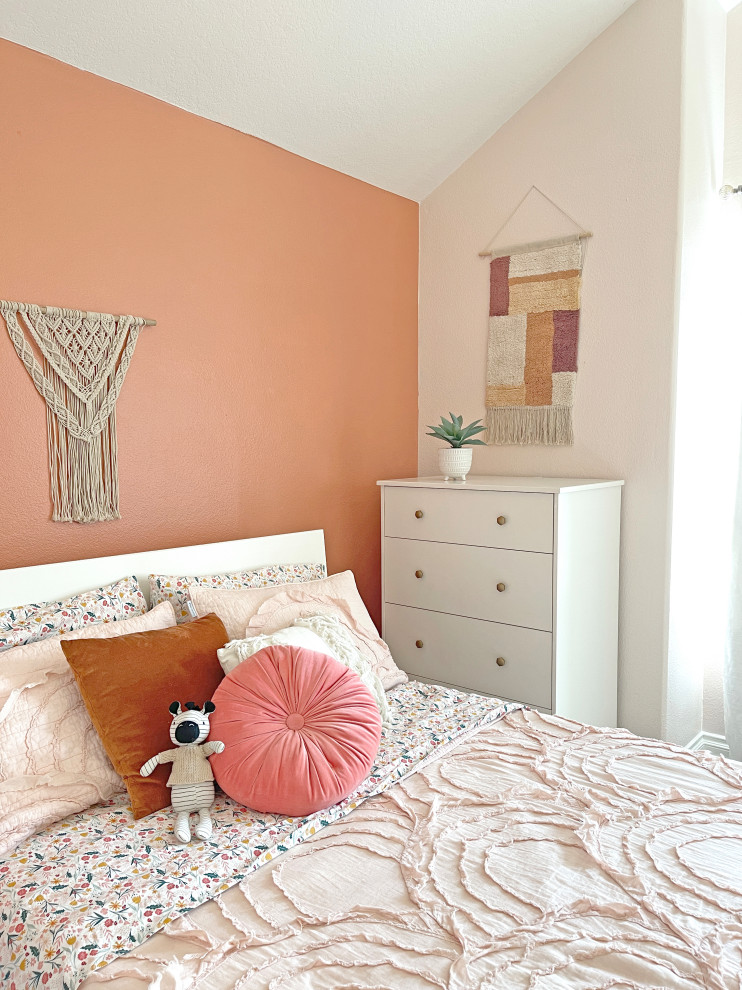 Mittelgroßes Modernes Mädchenzimmer mit Schlafplatz, oranger Wandfarbe, dunklem Holzboden, braunem Boden, gewölbter Decke und Wandgestaltungen in Orange County