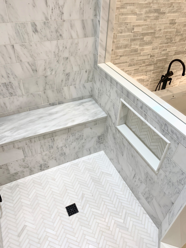 На фото: большая главная ванная комната в классическом стиле с фасадами с декоративным кантом, белыми фасадами, отдельно стоящей ванной, угловым душем, раздельным унитазом, белой плиткой, мраморной плиткой, серыми стенами, мраморным полом, врезной раковиной, мраморной столешницей, белым полом, душем с распашными дверями, серой столешницей, сиденьем для душа, тумбой под две раковины, встроенной тумбой, потолком из вагонки и стенами из вагонки с