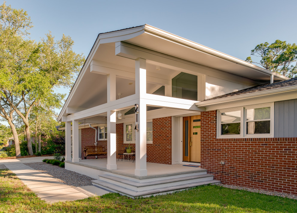 Idée de décoration pour un porche d'entrée de maison avant vintage de taille moyenne avec des pavés en béton et une extension de toiture.