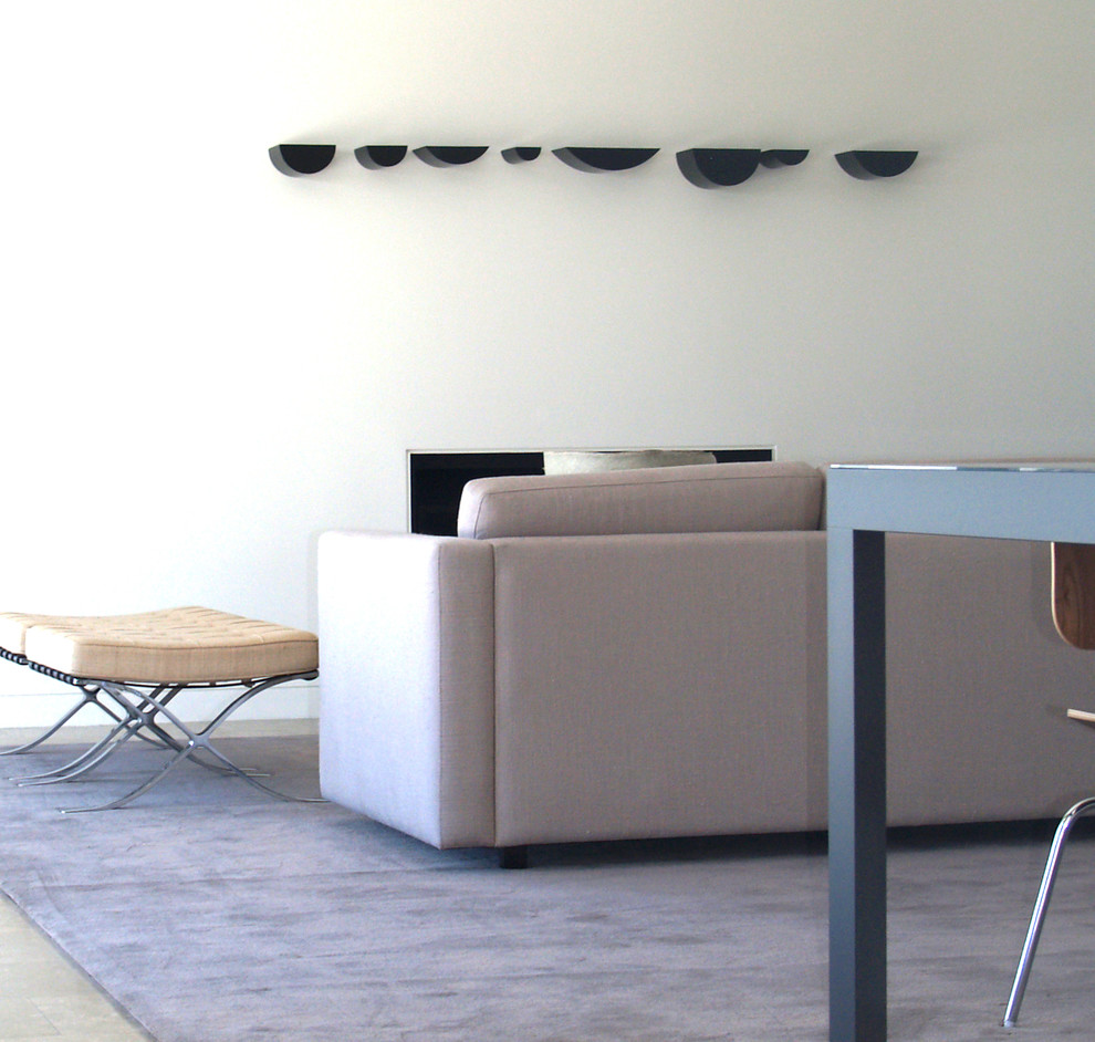 Foto di un grande soggiorno design aperto con pareti bianche, pavimento in pietra calcarea e pavimento grigio