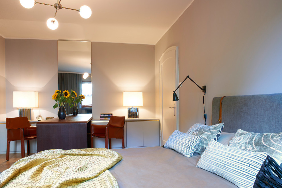 Kleines Eklektisches Gästezimmer mit grauer Wandfarbe und braunem Holzboden in München