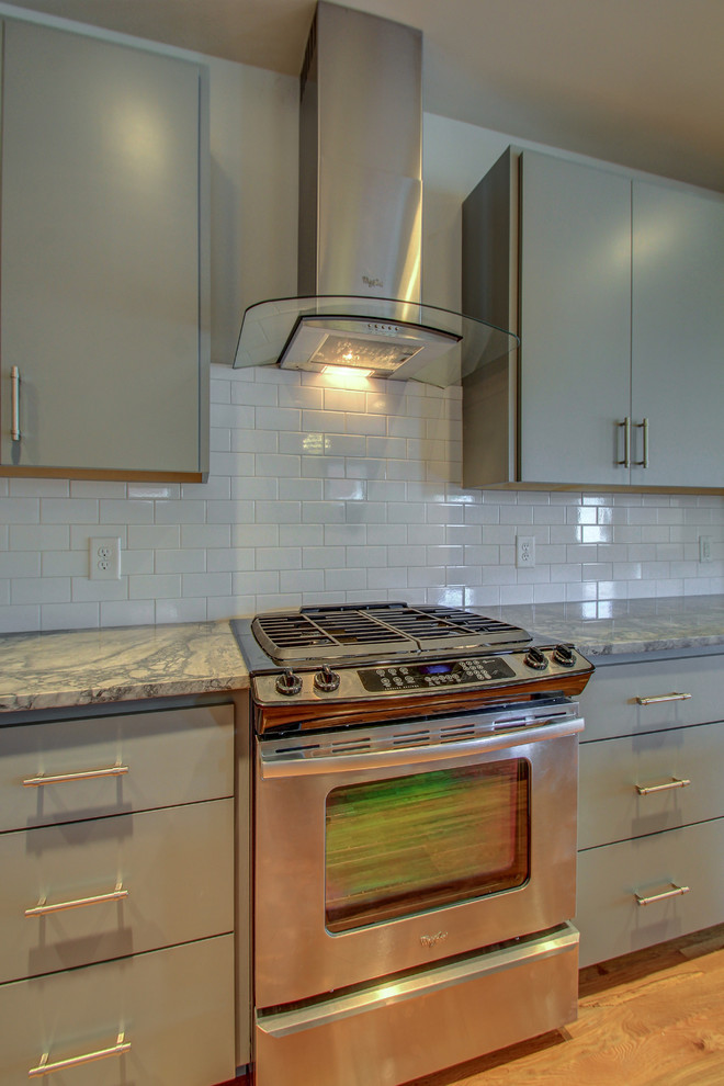 Transitional kitchen photo in Nashville