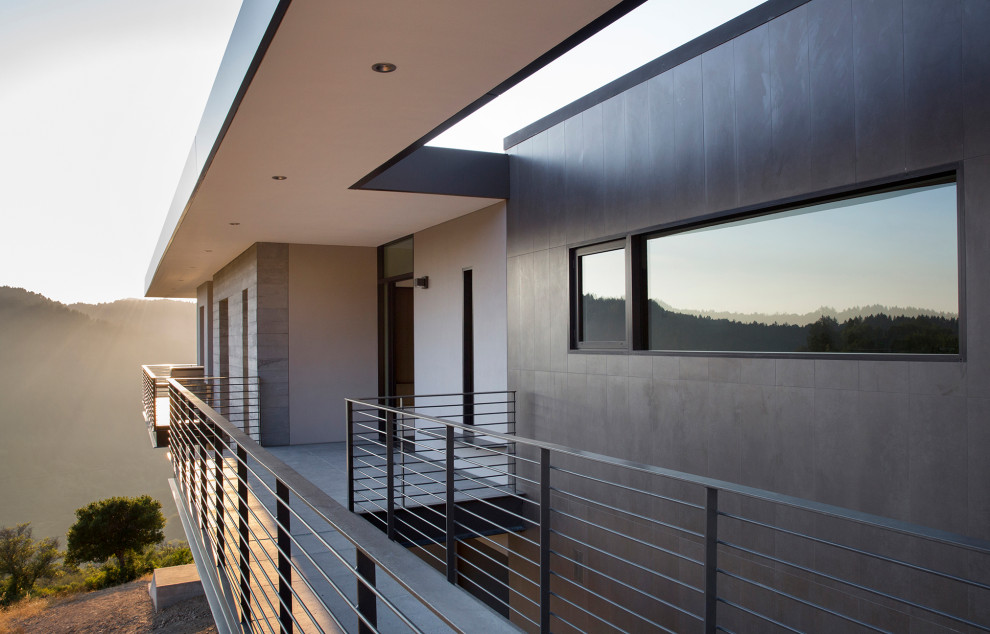 Mittelgroßes, Zweistöckiges Modernes Einfamilienhaus mit Metallfassade, grauer Fassadenfarbe, Flachdach und weißem Dach in San Francisco