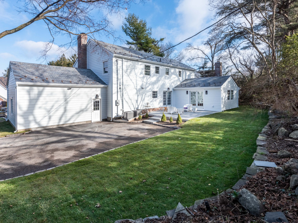 Example of a transitional home design design in New York