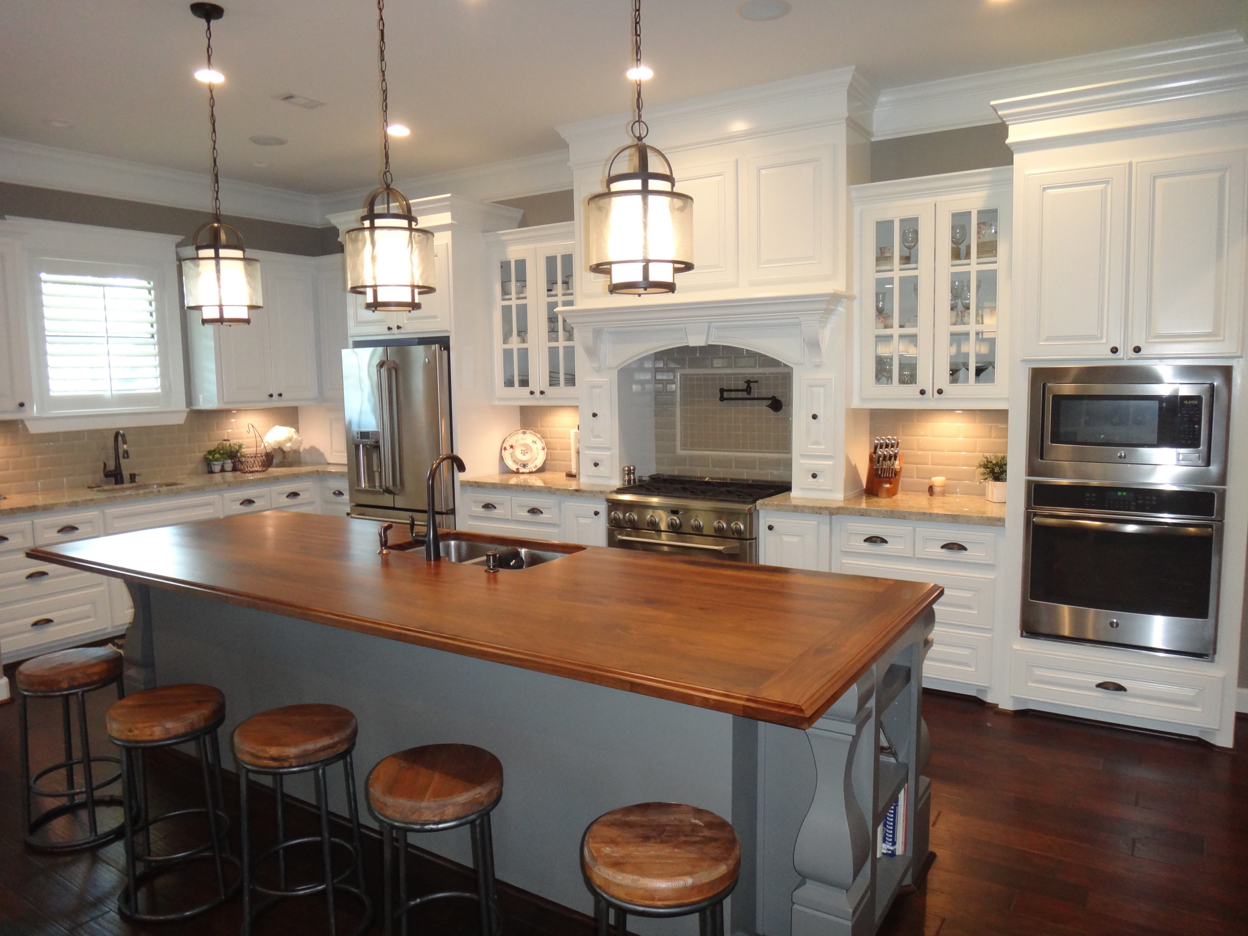 Open concept kitchen with traditional style
