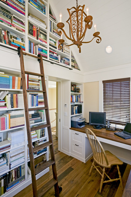 Photo of a traditional home office in San Francisco.