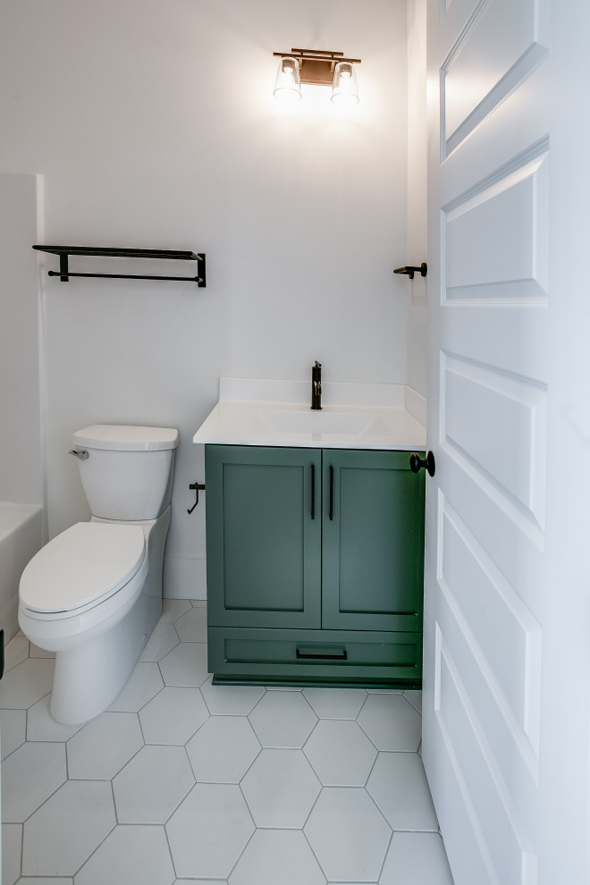 Свежая идея для дизайна: маленькая ванная комната в морском стиле с зелеными фасадами, душем над ванной, белой плиткой, белыми стенами, душевой кабиной, накладной раковиной, белым полом, шторкой для ванной, белой столешницей, тумбой под одну раковину и встроенной тумбой для на участке и в саду - отличное фото интерьера