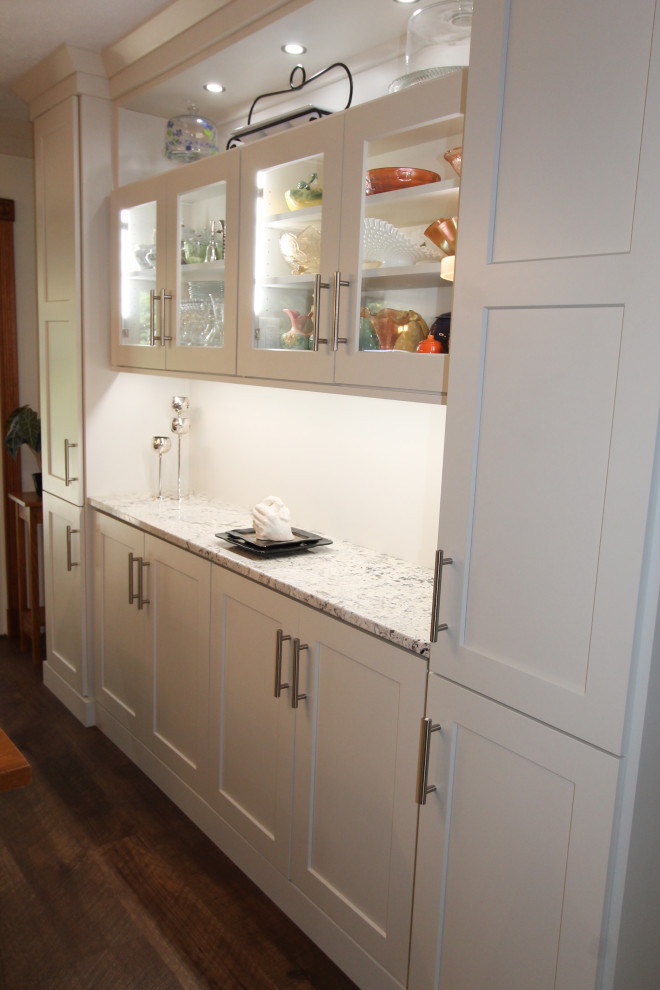 Inspiration for a mid-sized transitional kitchen remodel