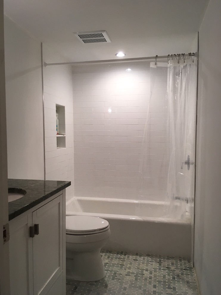 Inspiration pour une salle de bain design de taille moyenne avec un placard à porte shaker, des portes de placard blanches, une baignoire en alcôve, un combiné douche/baignoire, WC séparés, un carrelage blanc, des carreaux de céramique, un mur blanc, un sol en marbre, un lavabo encastré, un plan de toilette en granite, un sol vert, une cabine de douche avec un rideau et un plan de toilette vert.