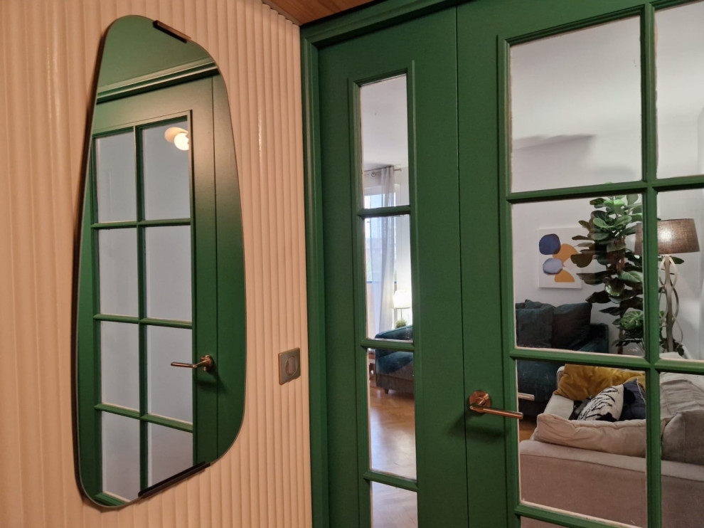 Идея дизайна: маленькое фойе в современном стиле с зелеными стенами, светлым паркетным полом, двустворчатой входной дверью, зеленой входной дверью, бежевым полом и деревянными стенами для на участке и в саду
