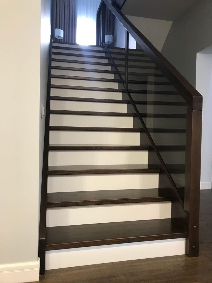 Обшивка бетонного марша массивом ясеня+стеклянное ограждение