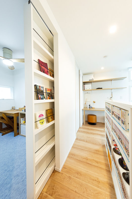 Photo of a mid-sized industrial gender-neutral kids' study room in Tokyo Suburbs with white walls, wallpaper and wallpaper.