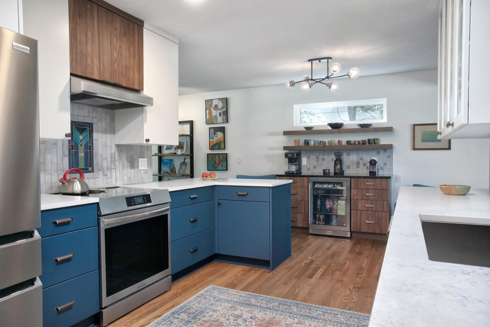 Example of a minimalist kitchen design in Minneapolis