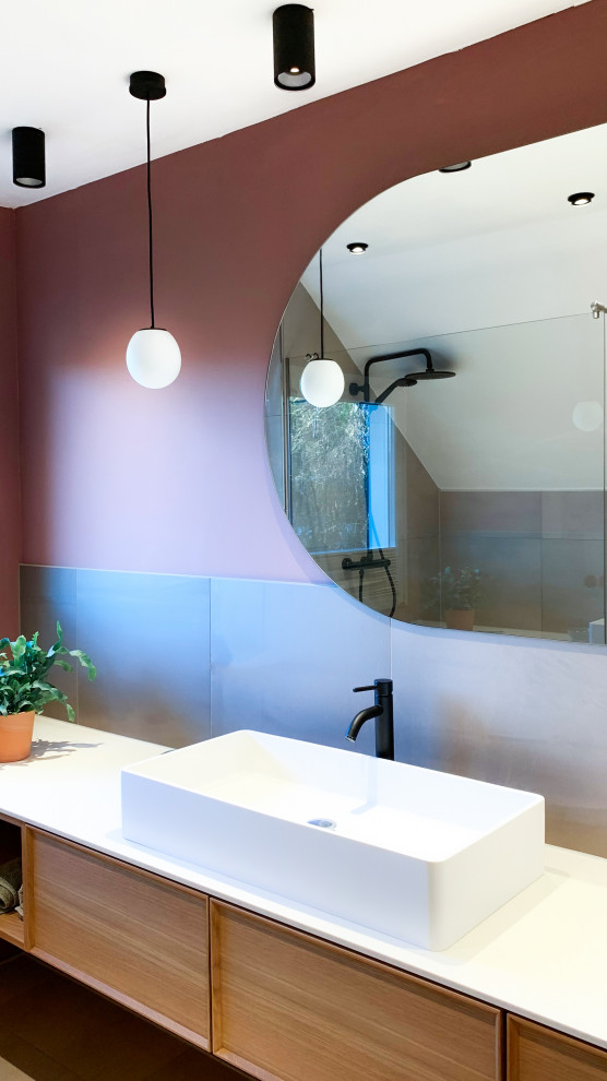 Идея дизайна: серо-белая ванная комната среднего размера в современном стиле с фасадами с выступающей филенкой, раздельным унитазом, полом из цементной плитки, душевой кабиной, настольной раковиной, открытым душем, подвесной тумбой, многоуровневым потолком, фасадами цвета дерева среднего тона, отдельно стоящей ванной, бежевой плиткой, цементной плиткой, красными стенами, столешницей из искусственного камня, бежевым полом, белой столешницей, тумбой под две раковины и сиденьем для душа