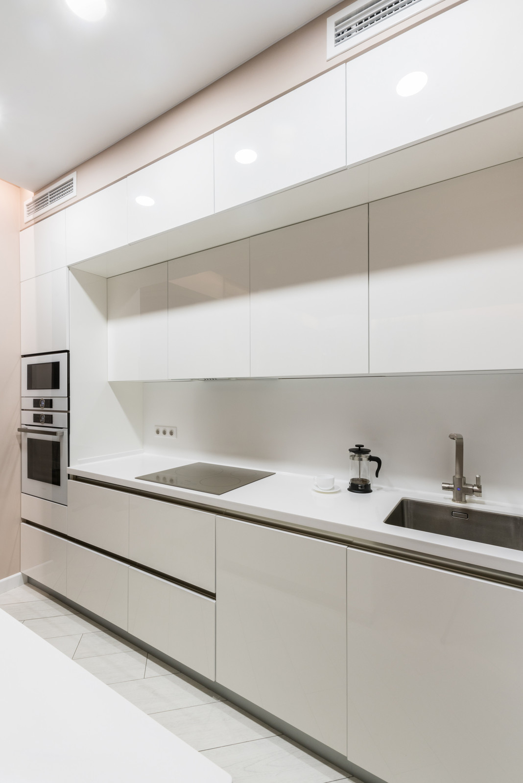 Прямая кухня с островом в современном стиле