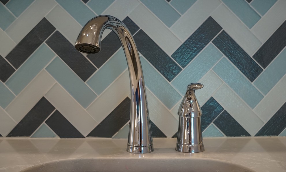 Transitional home design photo in Louisville