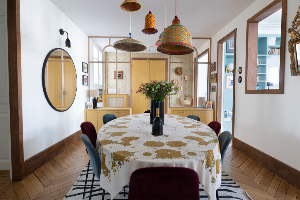Idées déco pour une salle à manger classique de taille moyenne avec un mur blanc, parquet clair, un sol beige et verrière.