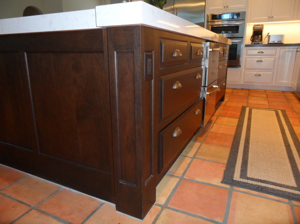 Example of a large transitional l-shaped eat-in kitchen design in Miami with an undermount sink, shaker cabinets, white cabinets, quartz countertops, white backsplash, ceramic backsplash, stainless steel appliances and an island