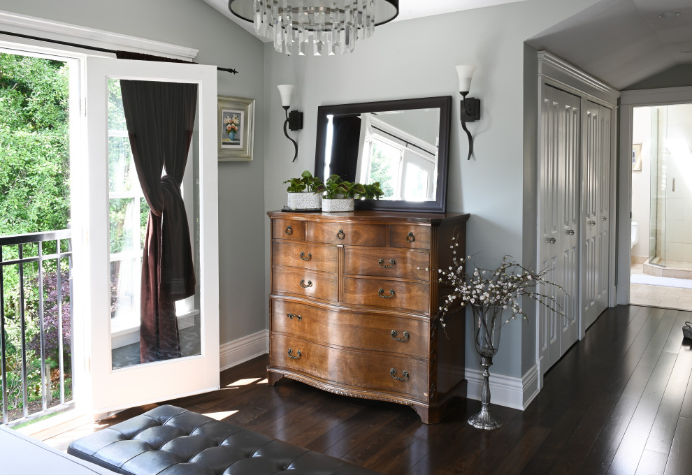 Example of a transitional home design design in Vancouver