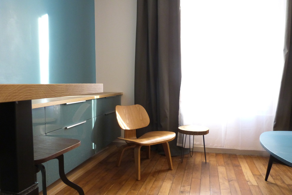 Inspiration for a small industrial open concept family room in Paris with blue walls and medium hardwood floors.