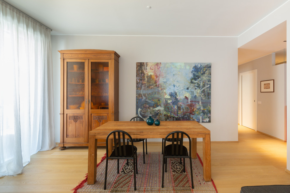 Cette photo montre une grande salle à manger ouverte sur le salon tendance avec un mur gris, parquet peint et un sol beige.
