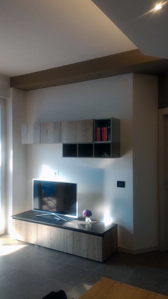 Foto di un piccolo soggiorno contemporaneo con TV autoportante