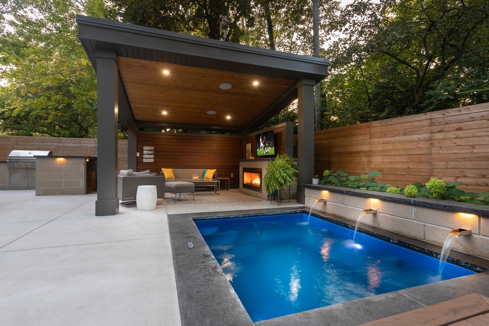 Inspiration for a transitional backyard landscaping in Toronto.