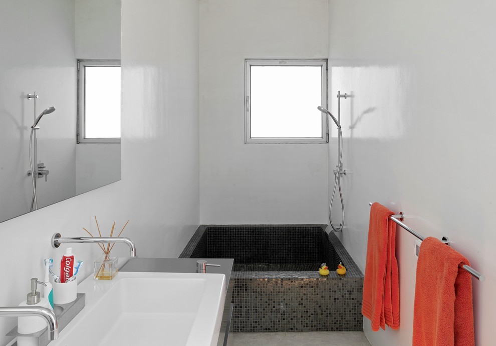 This is an example of a modern bathroom in Tel Aviv.