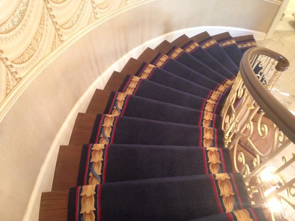 Свежая идея для дизайна: большая лестница в стиле фьюжн - отличное фото интерьера