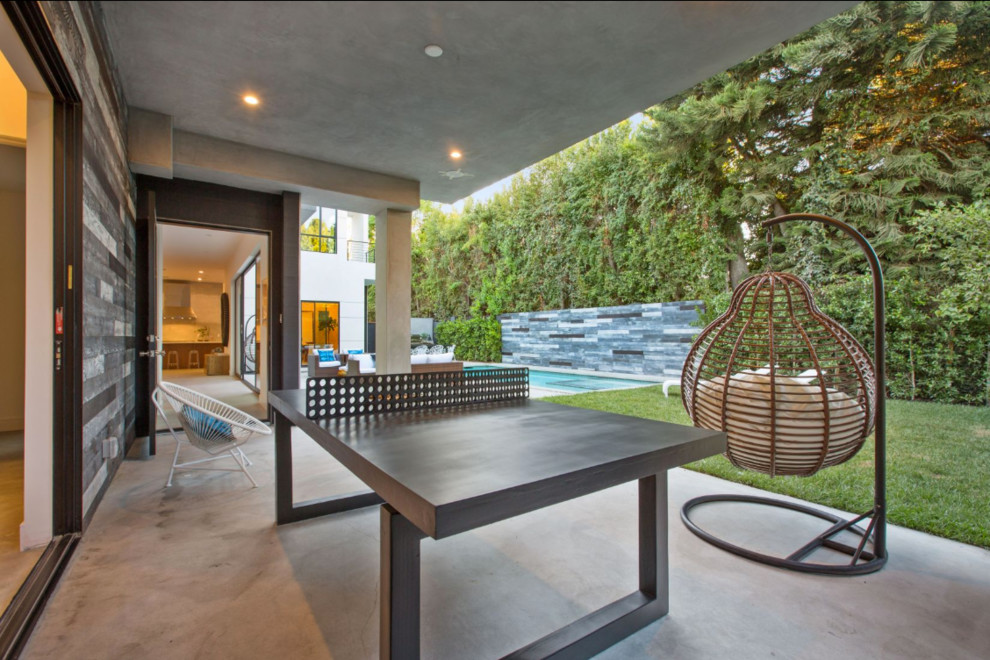 Inspiration for a modern patio in Los Angeles.