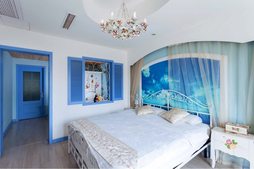 Kleines Mediterranes Hauptschlafzimmer mit weißer Wandfarbe, braunem Holzboden und braunem Boden in Frankfurt am Main