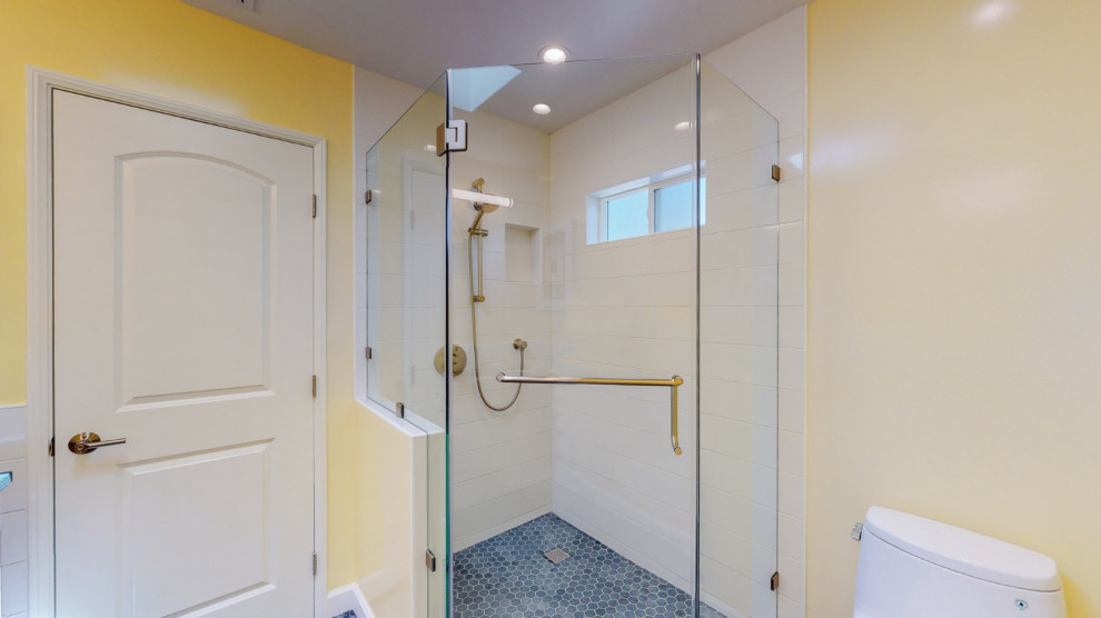 Modernes Badezimmer mit braunen Schränken, Eckdusche, Mosaik-Bodenfliesen, Unterbauwaschbecken, blauem Boden, Falttür-Duschabtrennung, Doppelwaschbecken und eingebautem Waschtisch in San Francisco