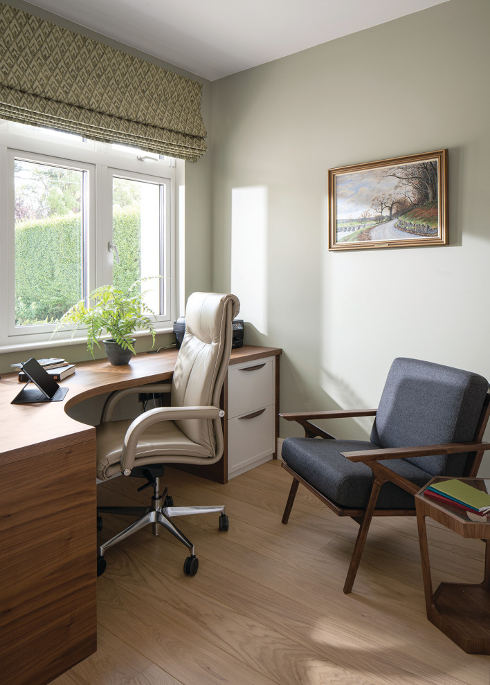 Foto di un ufficio minimalista di medie dimensioni con pareti verdi, pavimento in legno massello medio e scrivania incassata