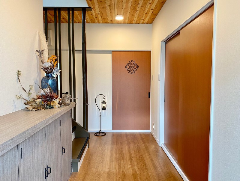 Idéer för entréer, med vita väggar, plywoodgolv, en dubbeldörr, en brun dörr och brunt golv