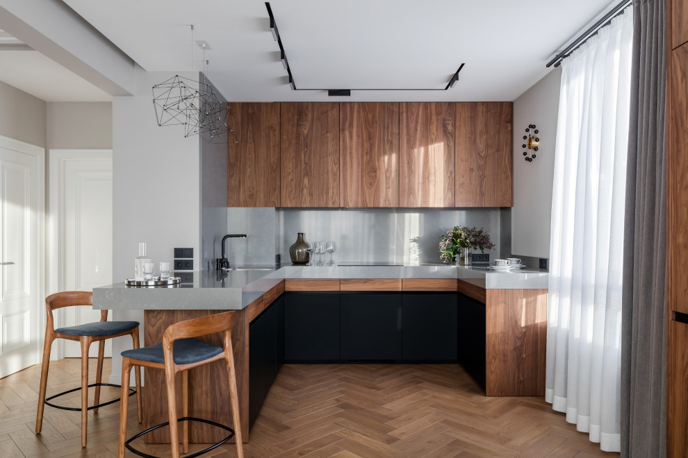 Idee per una cucina design con lavello sottopiano, ante lisce, ante in legno scuro, top in superficie solida, paraspruzzi grigio e pavimento in legno massello medio