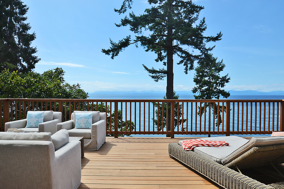 Design ideas for a beach style deck in Vancouver.