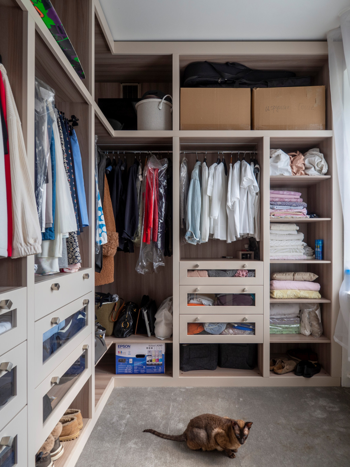 Функциональная гардеробная в современном стиле