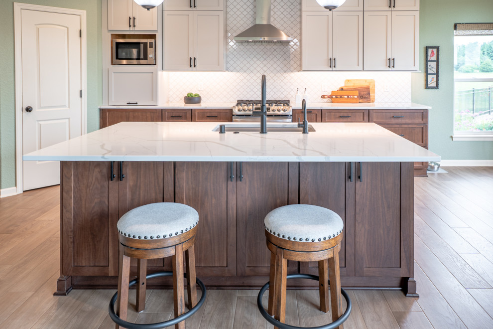 Kitchen - transitional kitchen idea in Milwaukee
