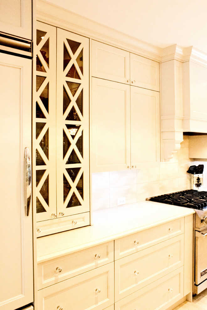 Kitchen - transitional kitchen idea in Calgary