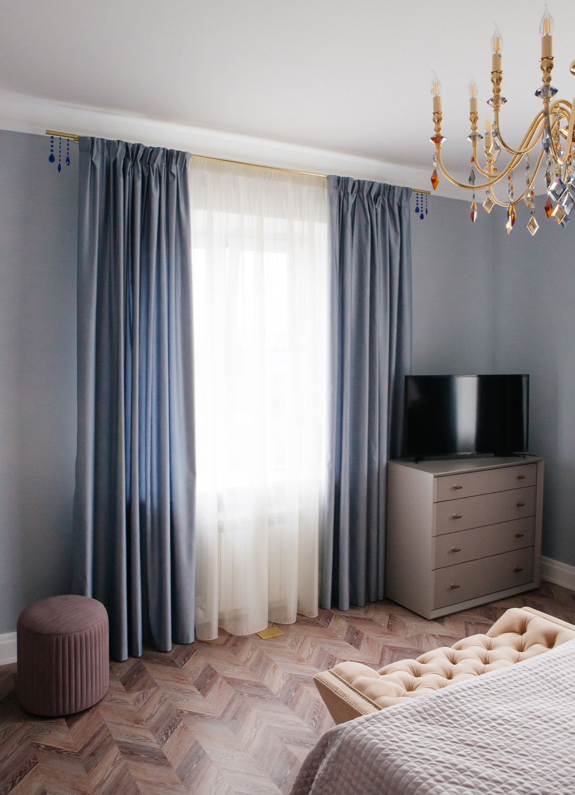 Голубые бархатные шторы для спальной