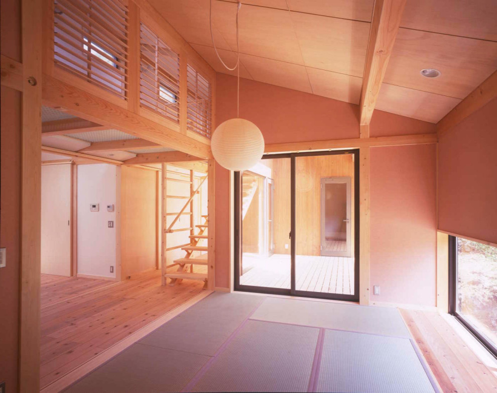 Ejemplo de salón abierto y blanco de tamaño medio sin chimenea con paredes rosas, tatami, suelo marrón, vigas vistas y papel pintado