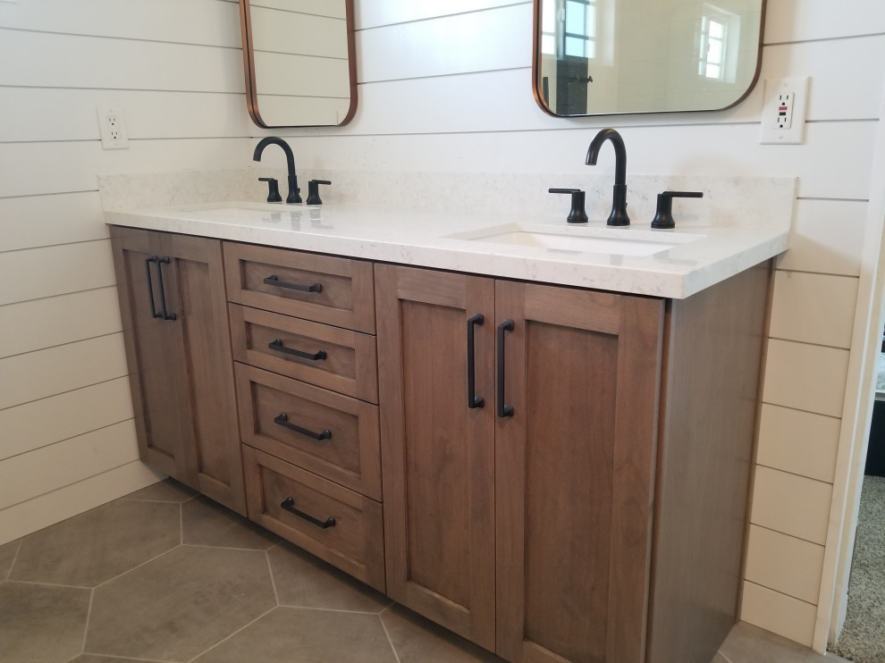 Diseño de cuarto de baño doble y a medida clásico renovado con armarios estilo shaker, puertas de armario de madera oscura, encimera de granito y encimeras blancas