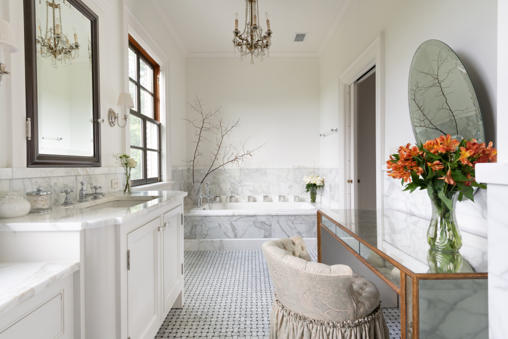Inspiration för ett mellanstort vintage vit vitt en-suite badrum, med luckor med infälld panel, vita skåp, ett badkar i en alkov, vit kakel, marmorkakel, vita väggar, marmorbänkskiva och flerfärgat golv