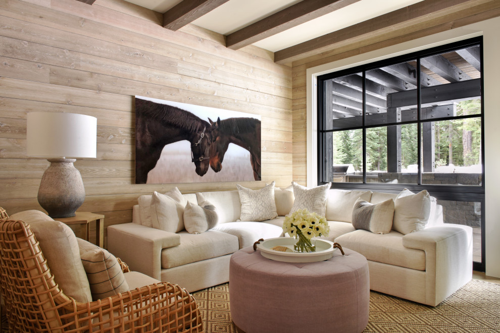 Esempio di un grande soggiorno country chiuso con pareti marroni, parquet chiaro, pavimento marrone, travi a vista e pareti in legno