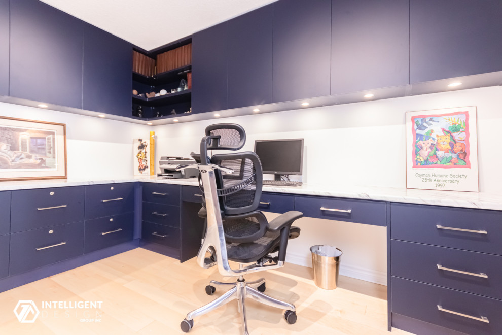 Idée de décoration pour un bureau tradition de taille moyenne et de type studio avec un mur blanc, parquet clair, un bureau intégré et un sol jaune.