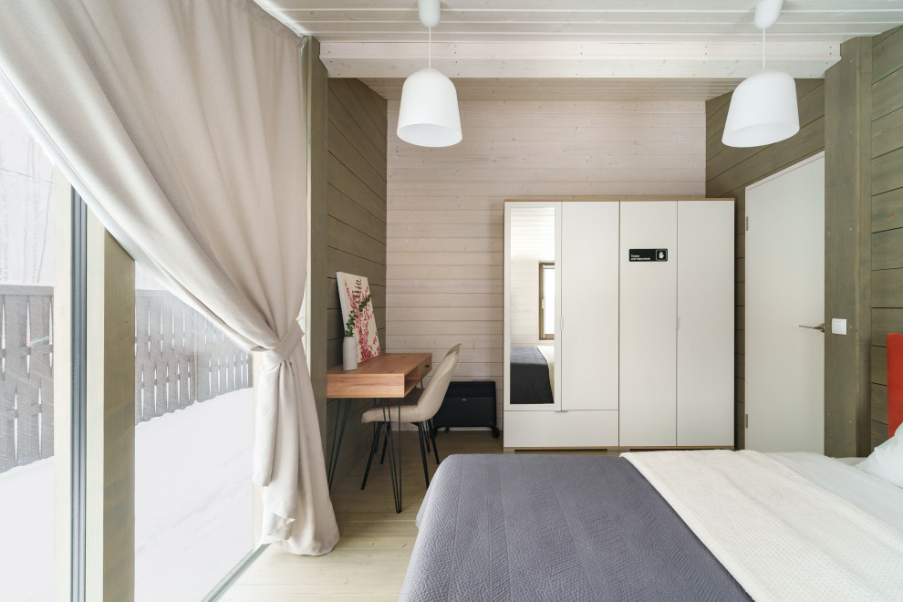 Уютный дом среди берез