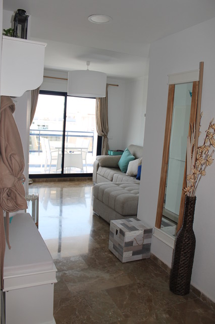 Piso Gand&iacute;a coastal-living-room